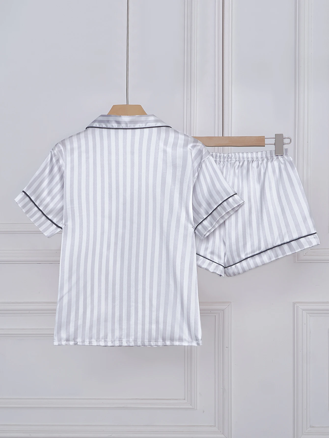 طقم بيجامة شورت بأكمام قصيرة وجيب حروف مخطط ومطرز مقاس كبير مع ياقة طية صدر السترة وتفاصيل أزرار ملابس نوم #4