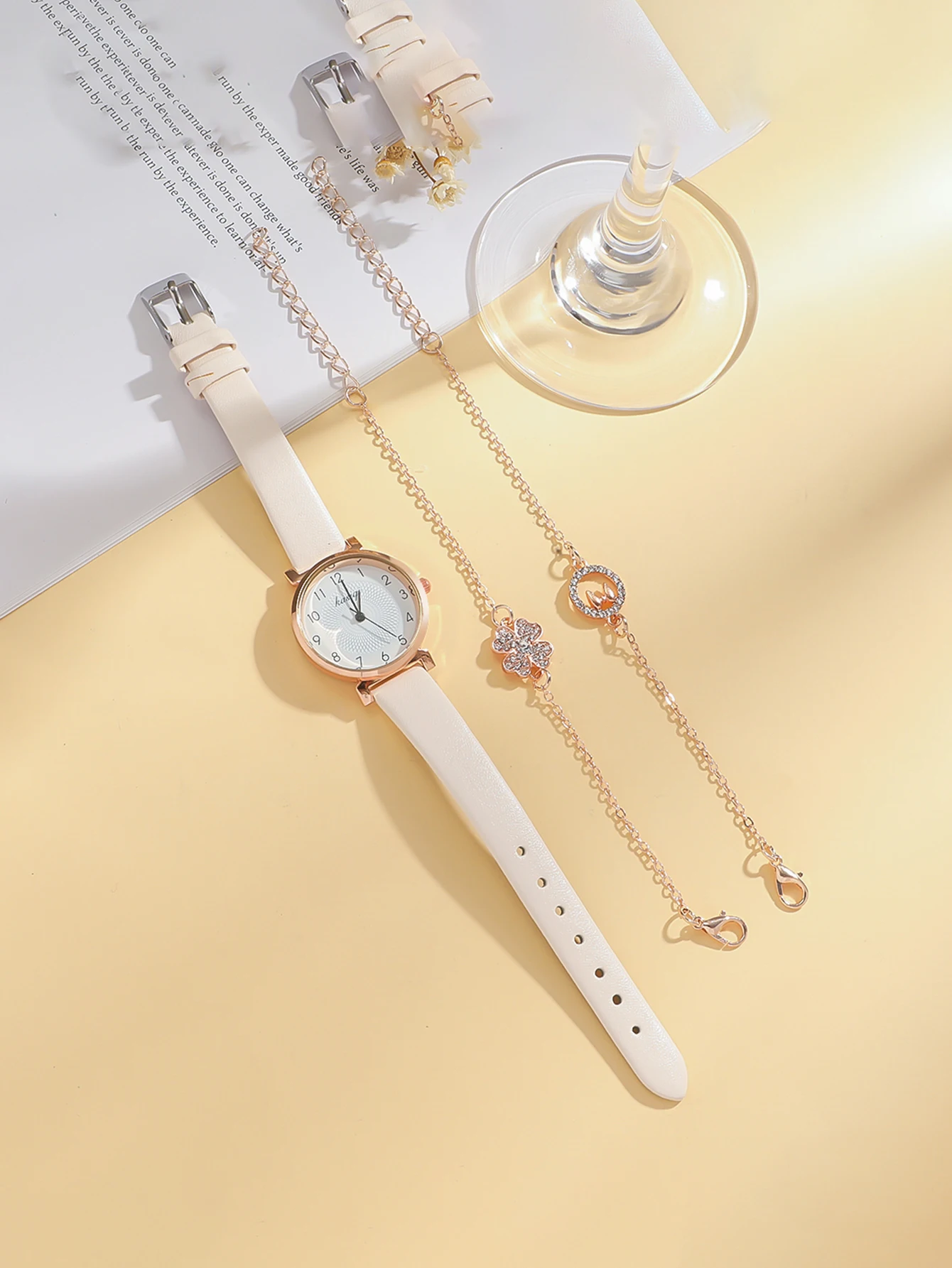 

Элегантный женский набор часов с бежевым кожаным ремешком, корпусом из розового золота, белым циферблатом и двумя изящными браслетами — идеальный подарок для неё.