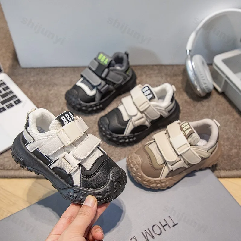 

Детская повседневная спортивная обувь с низким берцем на толстой подошве, осень 2023, новые модные трендовые универсальные удобные нескользящие кроссовки для мальчиков