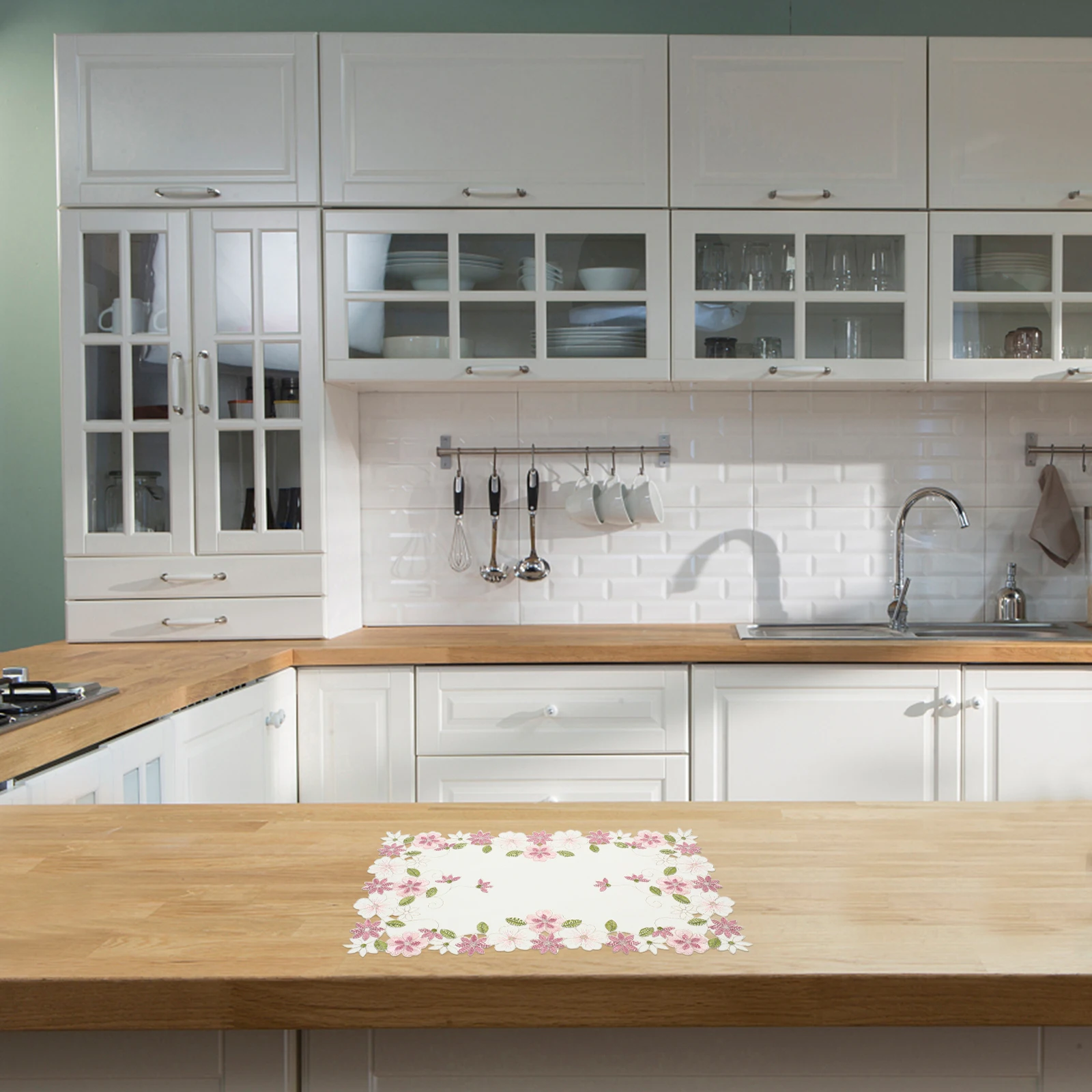 

2Pcs European Rustic Embroidered Tablecloth Placemats Set Hollow Satin Design Protective Vase Mat for Dining Kitchen Weddings