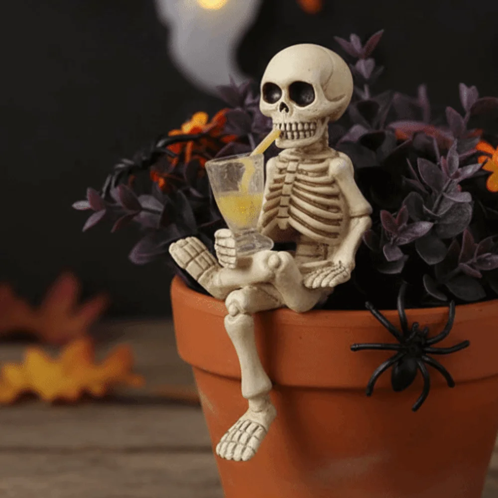 Resin Skeleton Plant Pot Hugger Weatherproof Lightweight Flowerpot Edge Hanger Detailed Climbing Halloween Garden Ornament