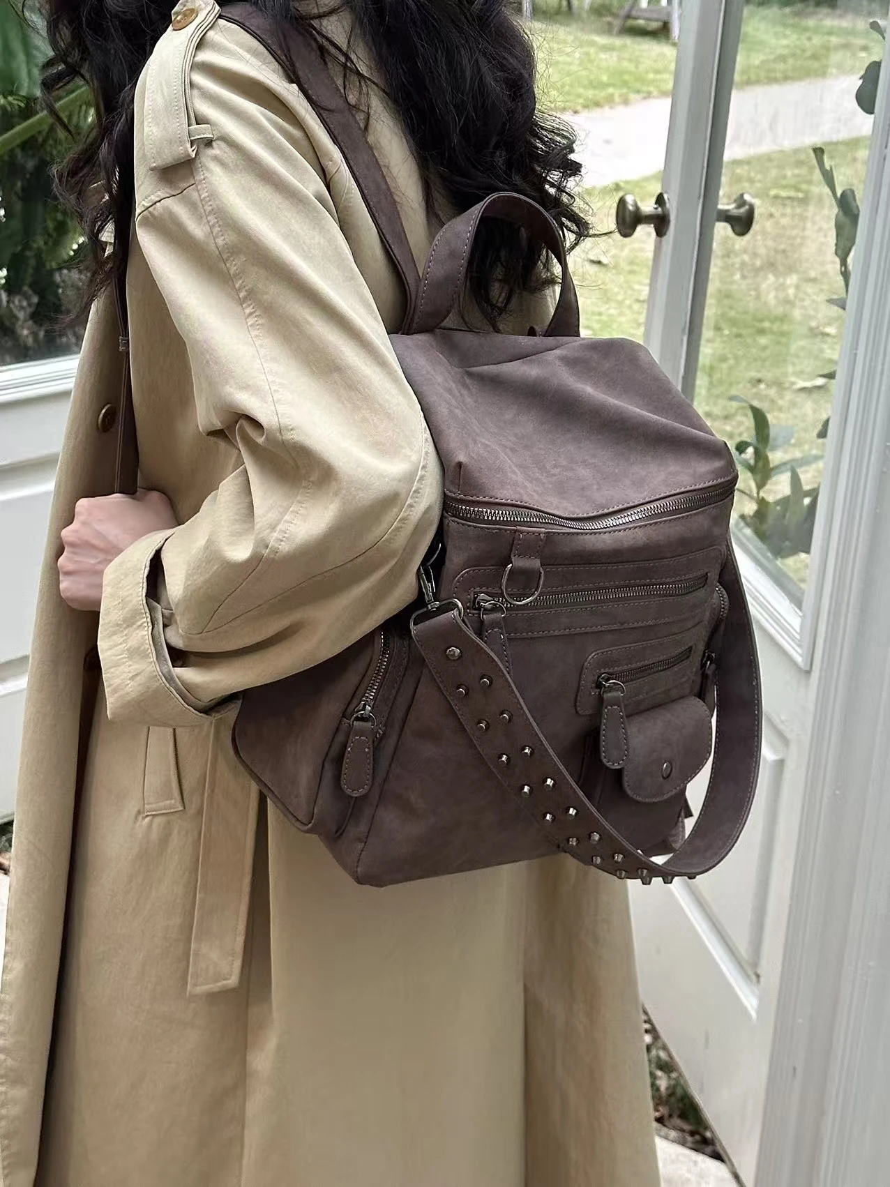 

Новая сумка через плечо 2025 года в американском ретро-стиле, кофейного цвета, с заклепками, многофункциональная, для повседневных поездок, в британском стиле