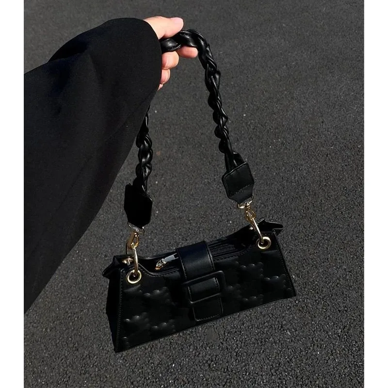 Autumn and Winter New Simple Square Embossed Design Black Underarm Bag Girls Commuter Messenger Handbag High Appearance Levelbag