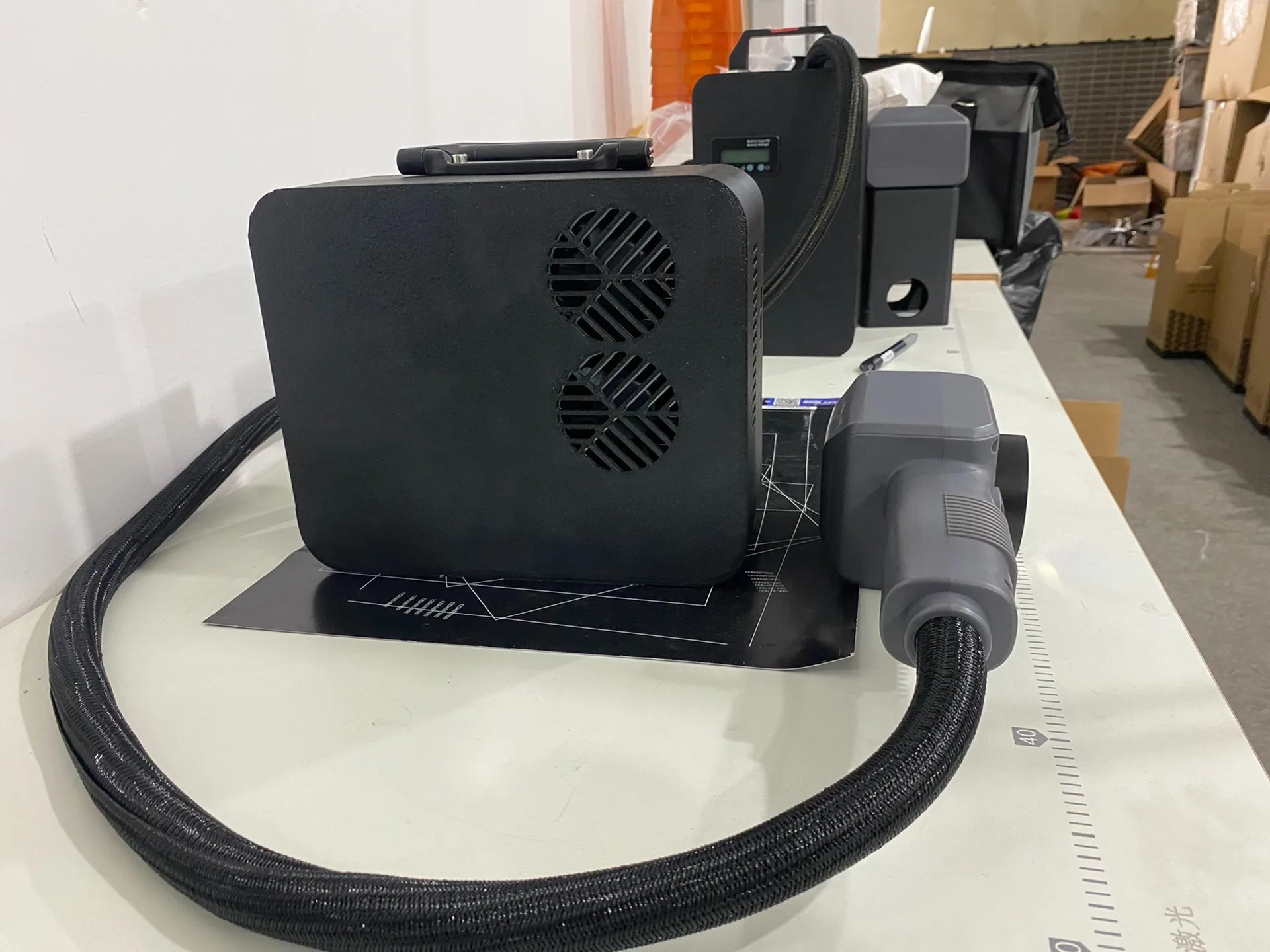 Buon prezzo 20w 30w 50w Mini macchina per marcatura di fibre portatile ottica portatile per pneumatici in resina metallica