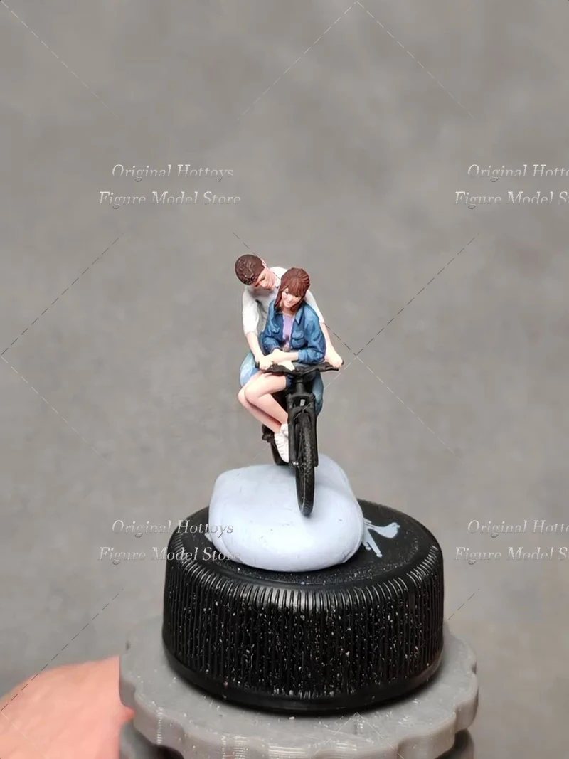1/64 Scale Male Soldier The Bicycle Couple Mini Painting Sculpture Full Set About 2.7cm ction Figure Model Doll Collection