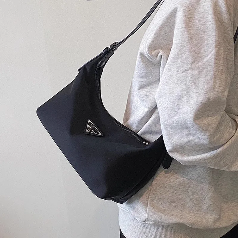

Black Women's Crossbody Bags, Fashionable and Casual Versatile Shoulder Bag, Metal Decoration, Suitable for Commuting Parties