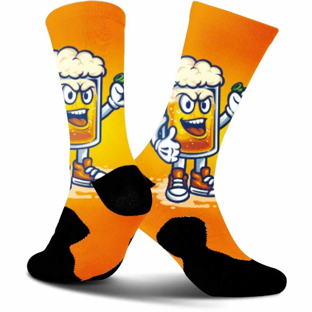 Raccolta rapida! Calzini da ciclismo personalizzati con birra a tema. Da etichette retrò ai modelli schiuma schiumosa, pedali in stile.