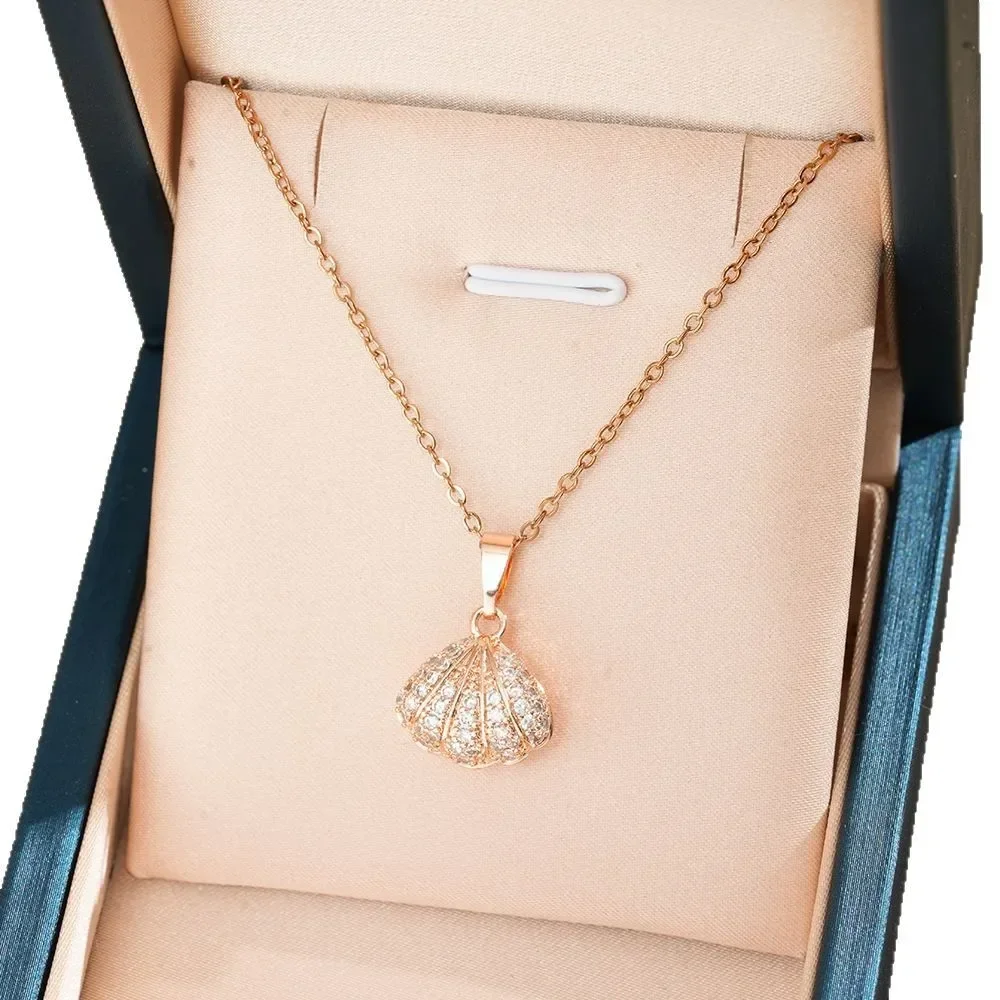

This women's shell-shaped titanium steel necklace can be opened with a unique collarbone chain.