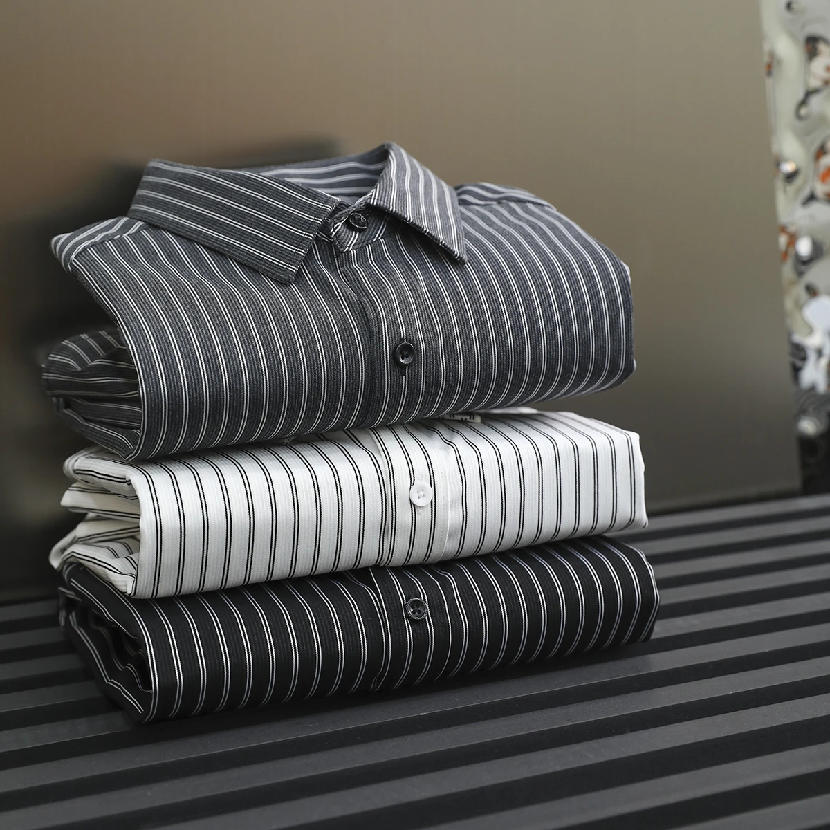 

Классическая мужская рубашка с длинным рукавом, приталенного кроя, из смесового шелка, дышащая, для весны и осени, модная, с вертикальными полосками, высококачественная, деловая.