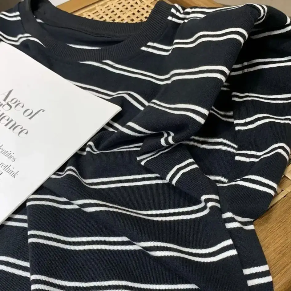 Ontwerpgevoelige nisjurk met gestreepte zak en afslankende taille-T-shirtrok tot over de knie