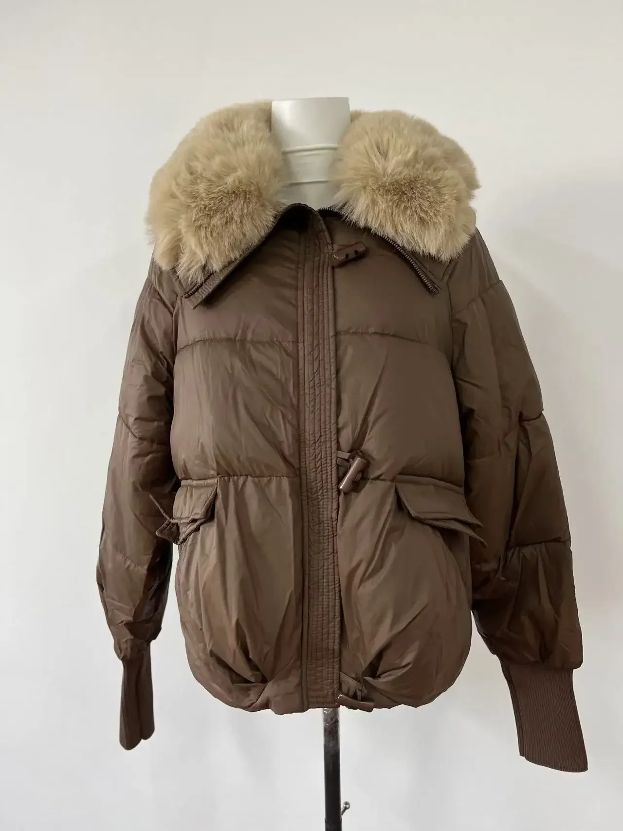 2024ฤดูหนาวใหม่ผู้หญิงเสื้อParkasเกาหลีเก๋ขนสัตว์Splicingแขนยาวหลวมอบอุ่นและหนาหญิงParkas Coats