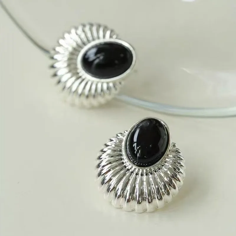 

New Black Agate Stud Earrings French Retro Earrings Light Luxury High Sense Simple Versatile Niche Earrings