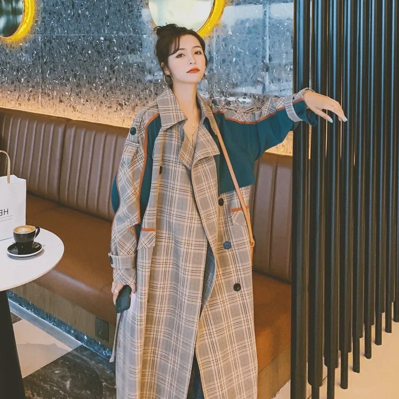 

A new mid-length loose color-blocking checkered trench coat for women
