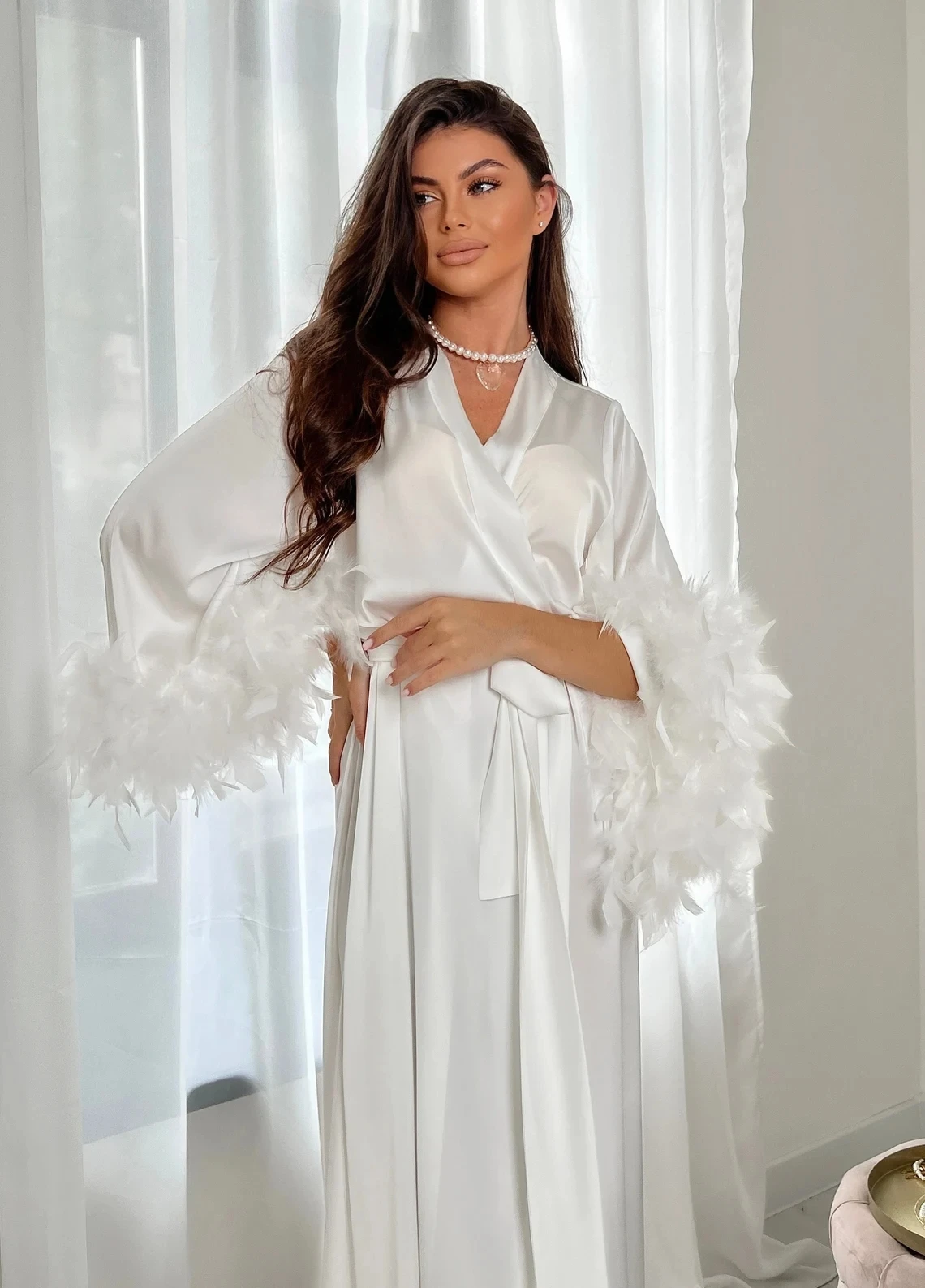 White Boudoir Long Silk Robe Bridal Feather For Wedding Day Boho Long Satin Bridal Lace Dressing Gown Bridesmaid Gifts Kimono