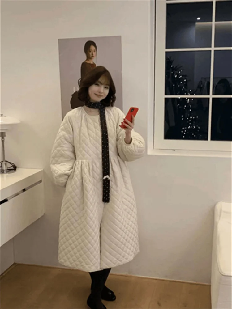 Jaqueta Feminina de Algodão Acolchoada de Comprimento Médio com Padrão Diamante, Nova Coleção de Inverno Dongda Gate, Casaco de Algodão Exclusivo Super Bonito
