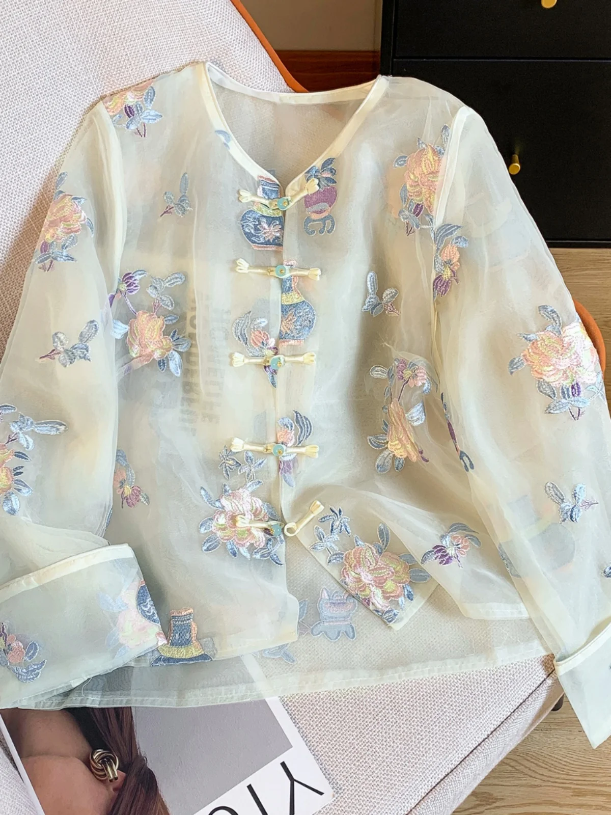 Nowa chińska bluzka damska o luźnym kroju, haftowana, cienka, chroniąca przed słońcem, z długim rękawem, stójką i kołnierzykiem.