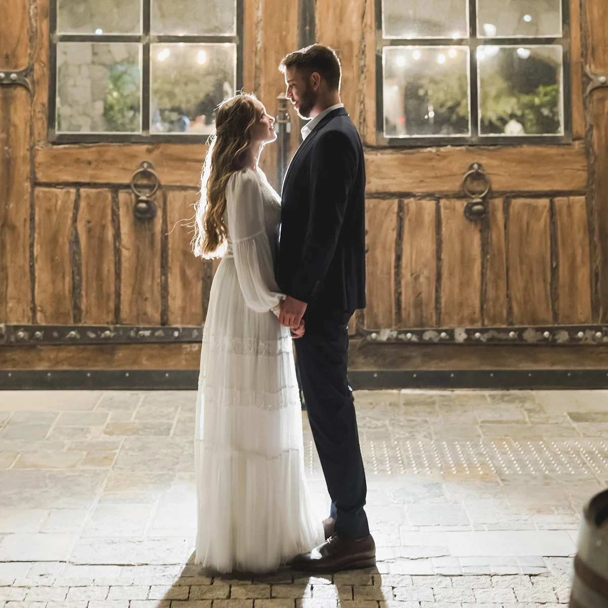 ボヘミアン風レイヤードシフォン水玉チュールAラインブライダルガウンロングビショップスリーブVネックユニークカスタムウェディングドレスレースバックレス