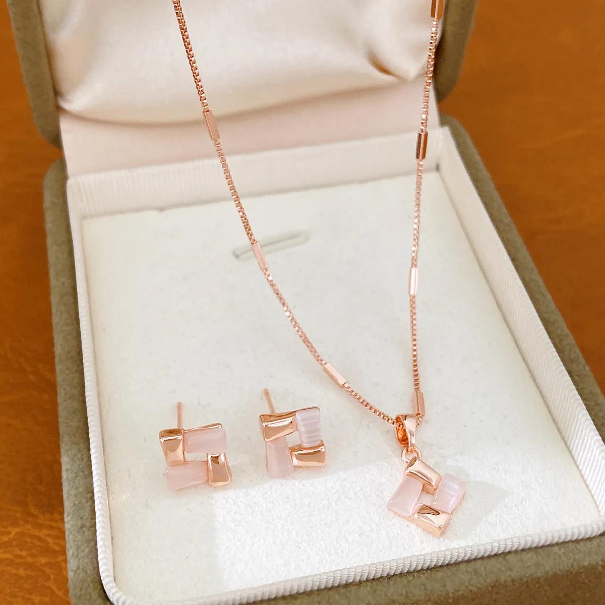 ローズゴールドのキャッツアイストーンを使用したネックレスとイヤリングの2点セット。ミニマルで上品なデザインで、どんなシーンにも合わせやすい、女性向けのパーティー用ジュエリーセット。 1