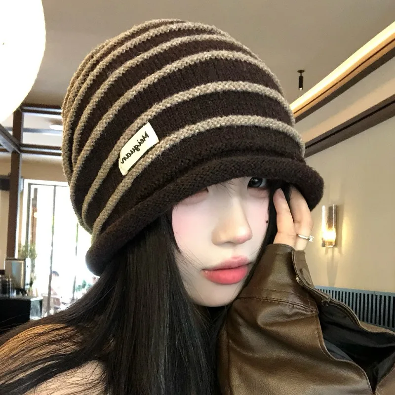 Japanische Retro-Streifenmütze mit Buchstaben-Aufkleber, Stoffmütze mit gerolltem Rand, gestrickte Mütze für Herren und Damen, Winter-Ohrschutz, Skull-Beanie-Mütze – Detail 1