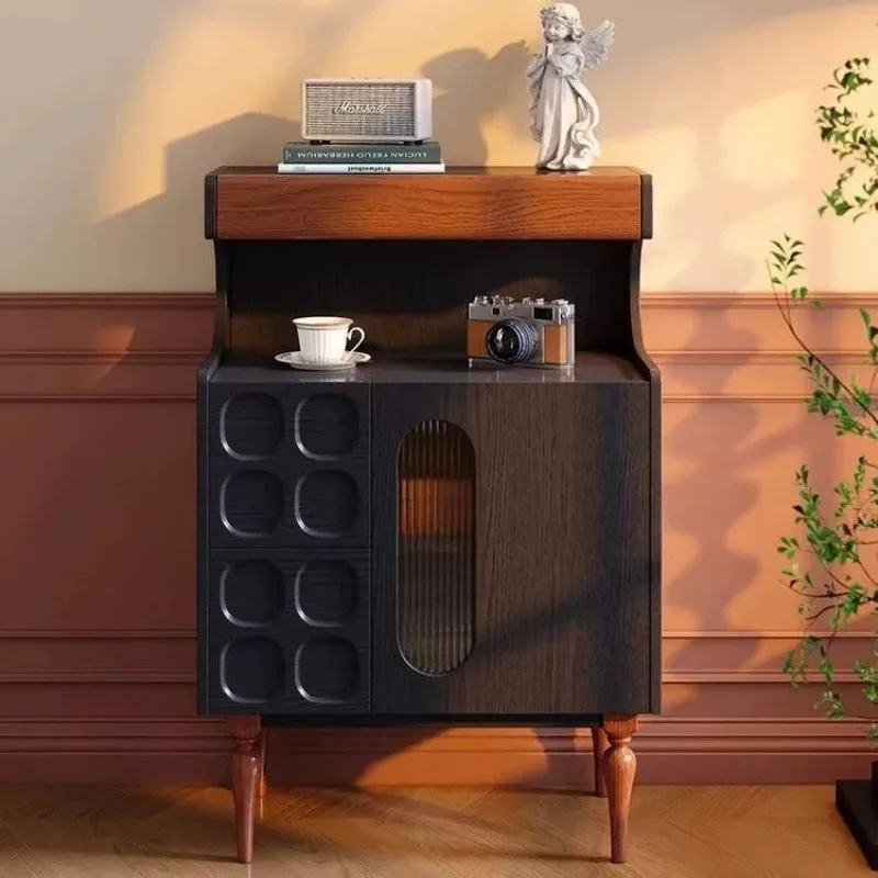 mobiletto, divano del piccolo appartamento del soggiorno, mobiletto laterale da pranzo contro il muro, mobiletto portaoggetti, mobiletto da tè medievale nero