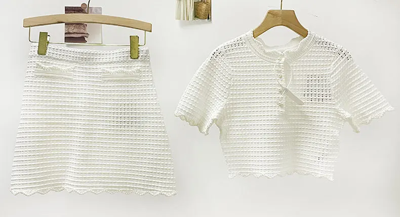 

Белый вязаный костюм с вырезами для женщин: свитер с коротким рукавом и изысканным жемчужным воротником с волнистым краем или комплект с мини-юбкой А-силуэта