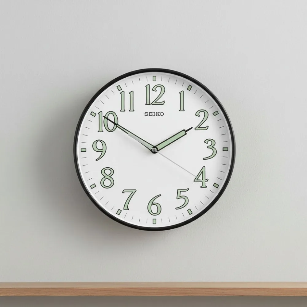 ساعة حائط سوداء مقاس 12 بوصة بأرقام مضيئة وحركة كوارتز تعمل بالبطارية لديكور المكاتب المنزلية