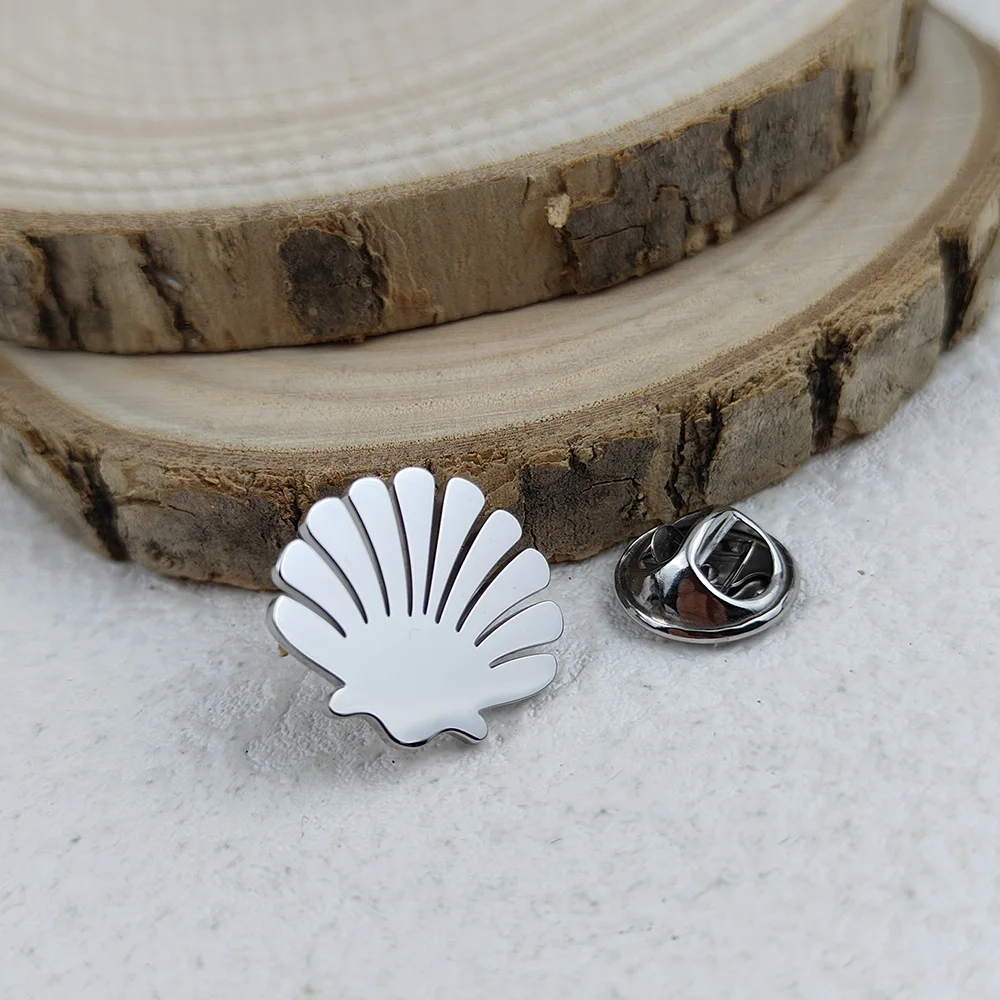 New shell fan-shaped men\'s lapel pin, stainless steel gold-plated badge, black brooch for suit accessories, gift for father