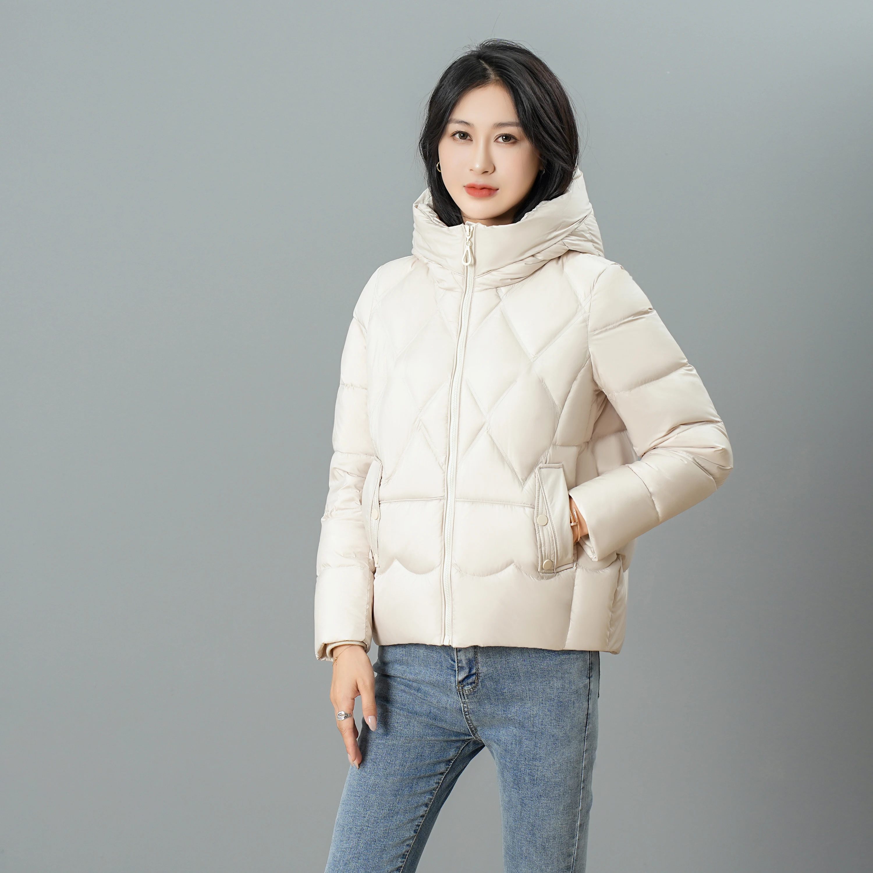 Winter hooded down jacket for middle-aged women, fashionable short style, warm 2024 new model, mom 90 white duck down jacket