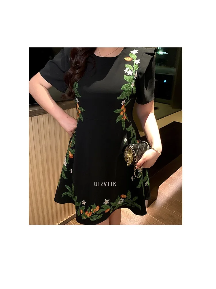 فستان حفلة موسيقية قصير أنيق بالإضافة إلى حجم الرقبة المستديرة قصيرة الأكمام تنورة صغيرة الملابس النسائية التطريز المطبوعة الماس المنقع اللباس