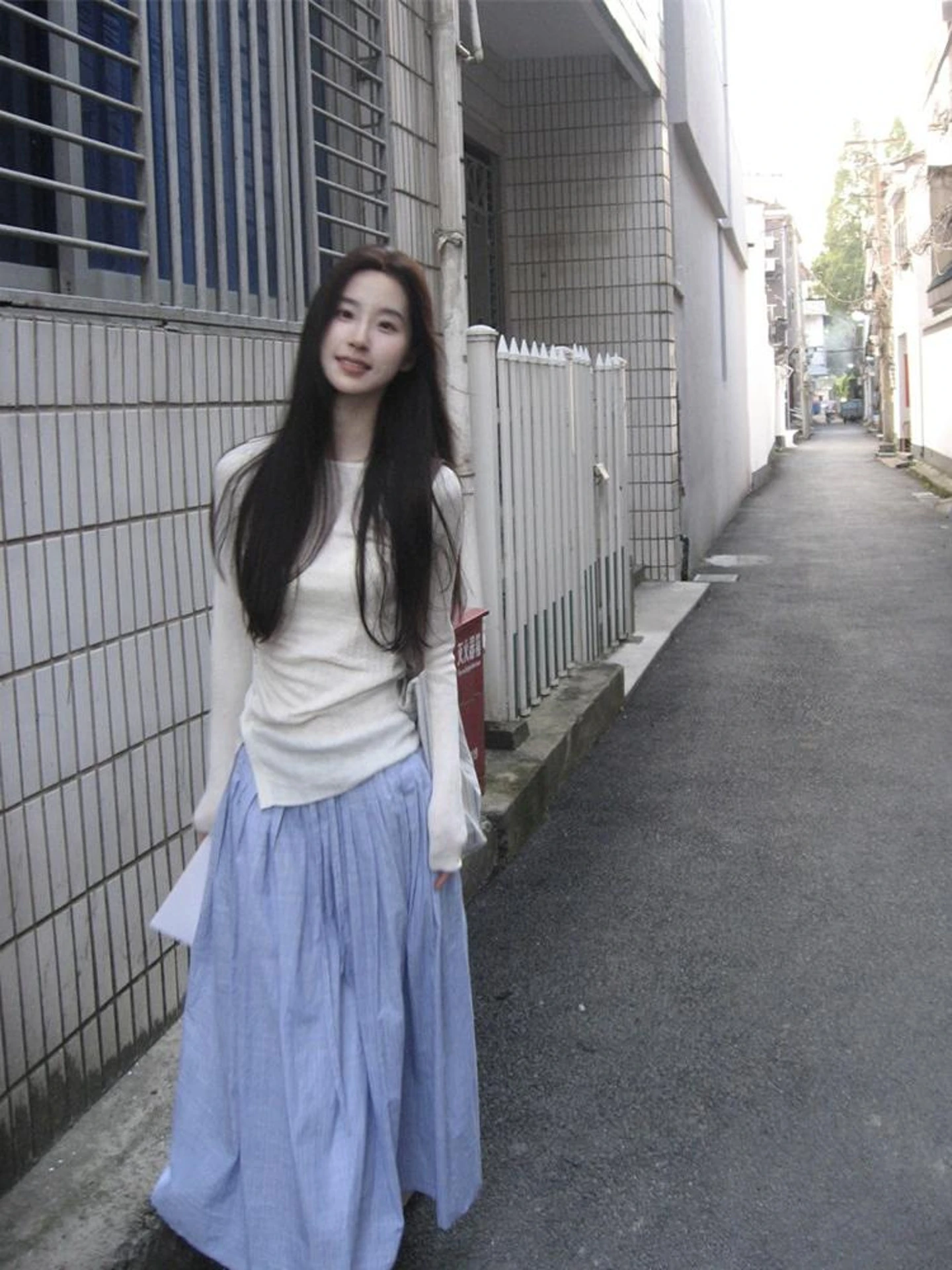 

Весна 2026: Корейский облегающий вязаный топ с круглым вырезом и длинными рукавами для женщин – шикарный и универсальный дизайн с асимметричным подолом