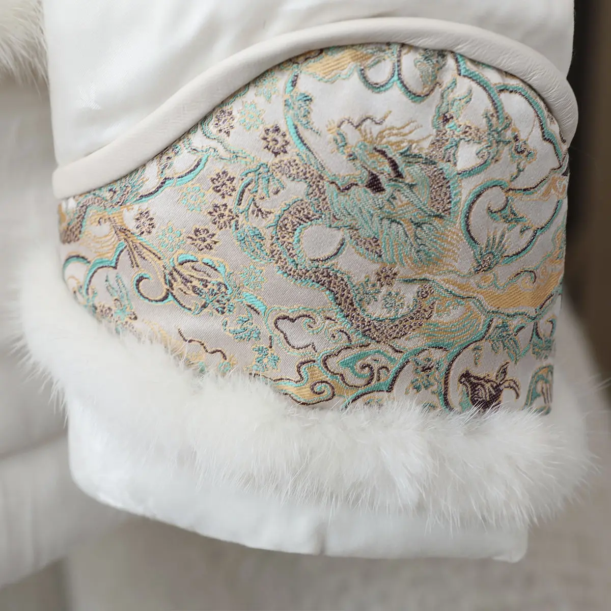 2025 가을 겨울 신상 여성 다운 자켓 루즈핏 레트로 출퇴근 자수 구스 다운 자켓