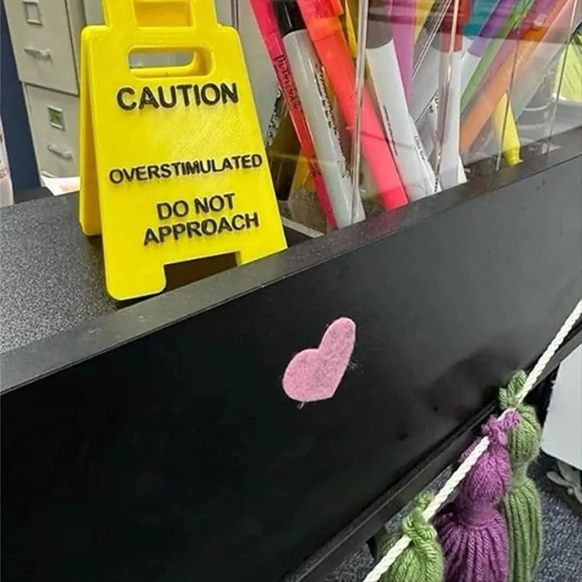 T32C New 3Pcs Desk Sign Caution Overstimulated Desktop Reminder Decorative Ornaments Interesting Desk Sign Decorations
