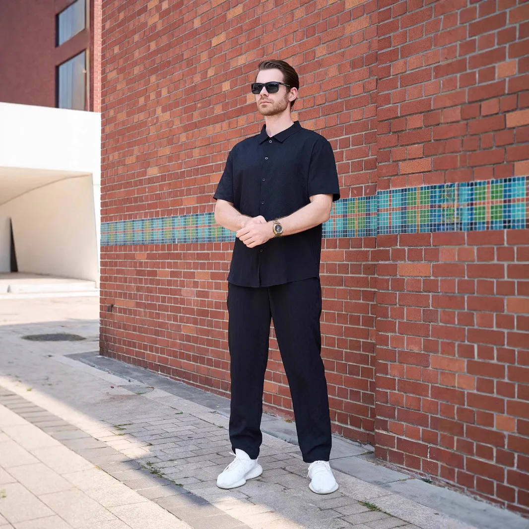 Bild 4: Sommerliches Herren-Set im neuen Stil mit Palastmuster, Blumendruck, kurzärmeligem, einfarbigem Freizeithemd und langer Hose für den Outdoor-Bereich.