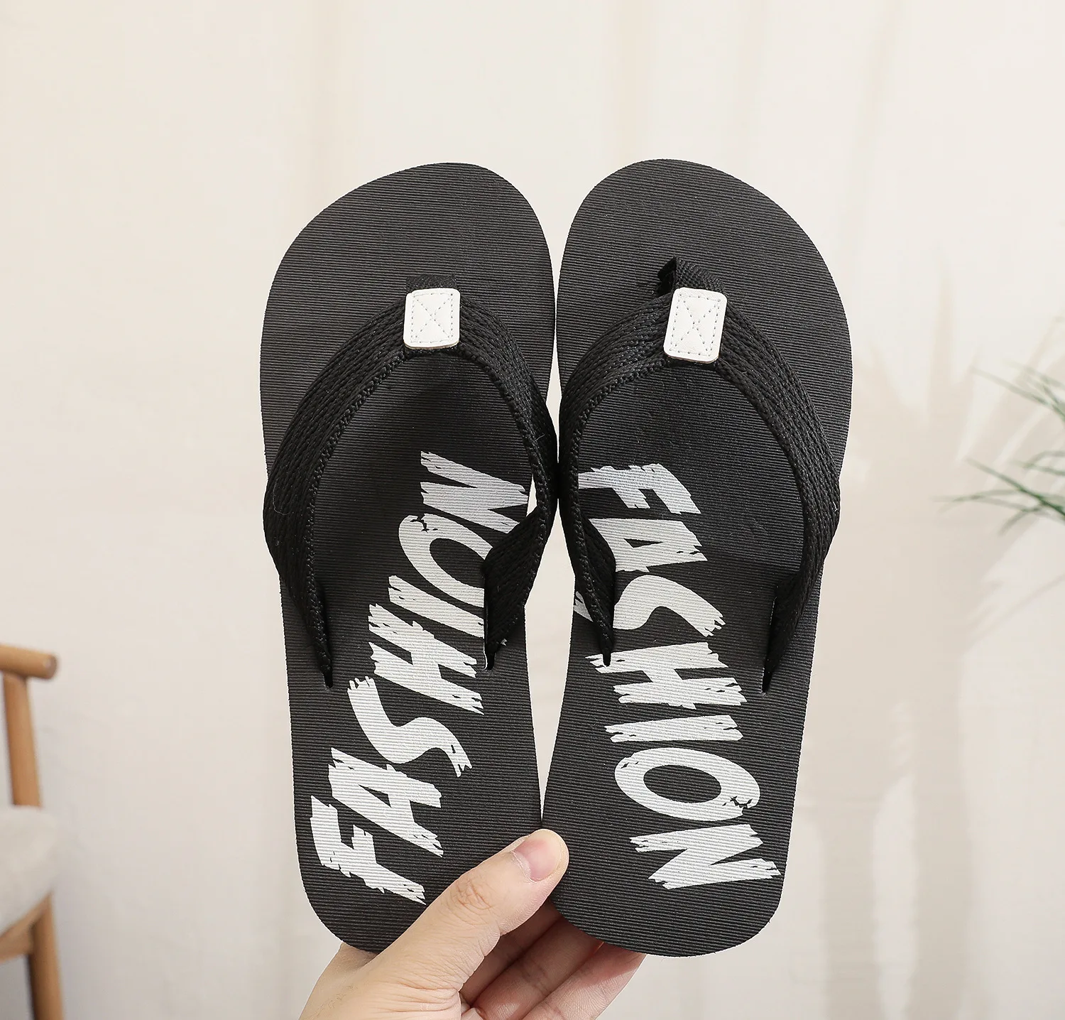 

Casual Men Flip Flops Beach Sandals Non-Slip Flat Shoes Outdoor Slippers Home Bathing Shoes for Men Outdoor Slides Shower