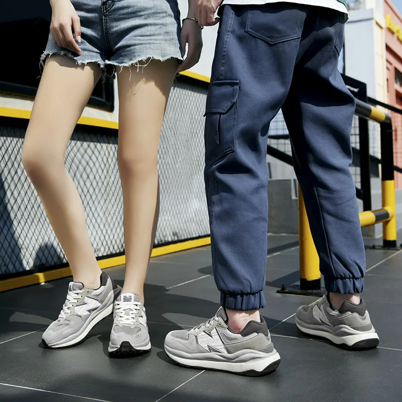 جديد الأكثر مبيعا المألوف عارضة الاحذية متعددة الوظائف حذاء مسطح القاع مريح الرياضة حذاء رياضة الرجال شخصية