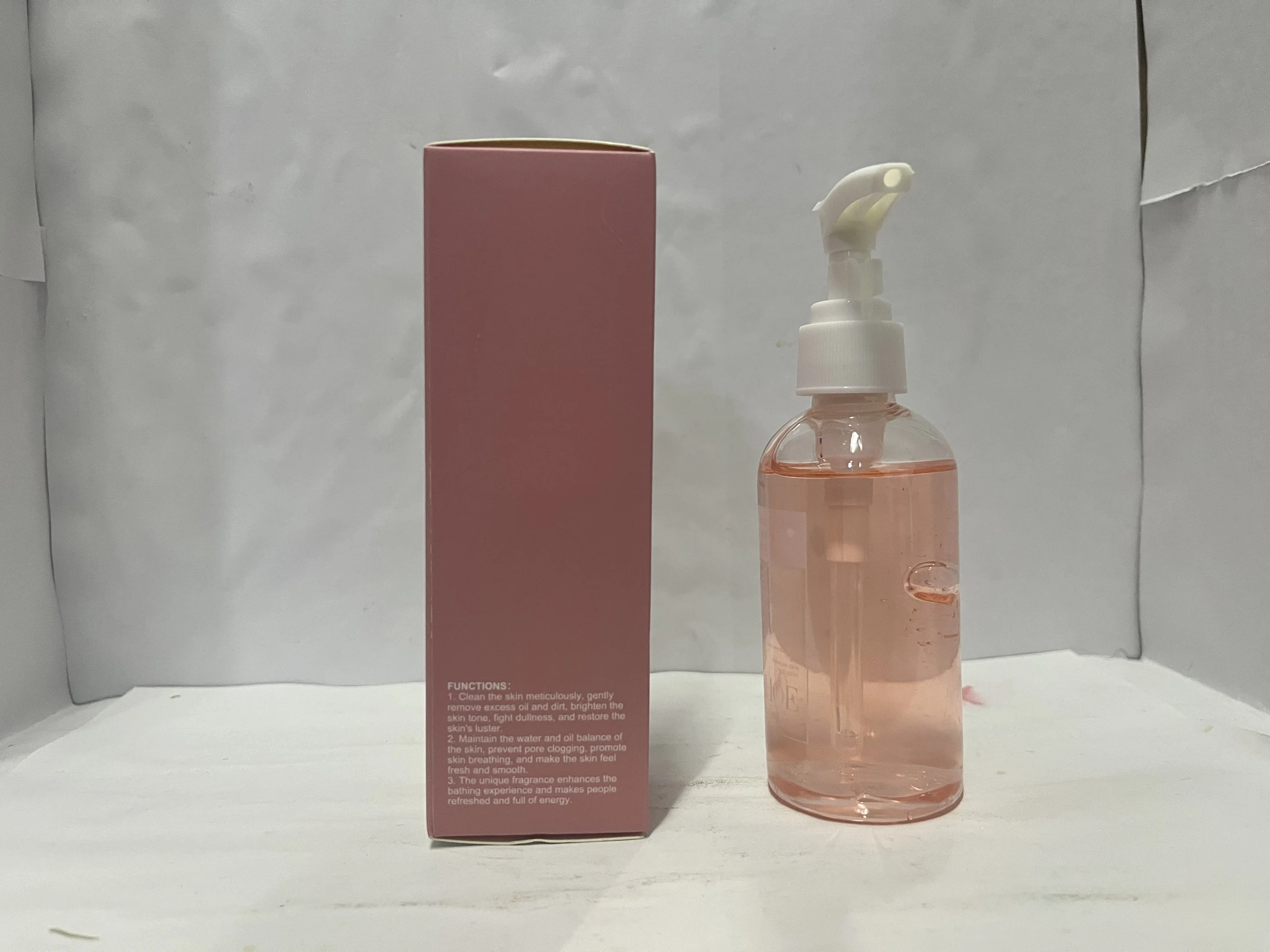 Gel mandi Arbutin memiliki wewangian segar dan lembut yang membersihkan keratin kulit dan menutrisi untuk perawatan kulit