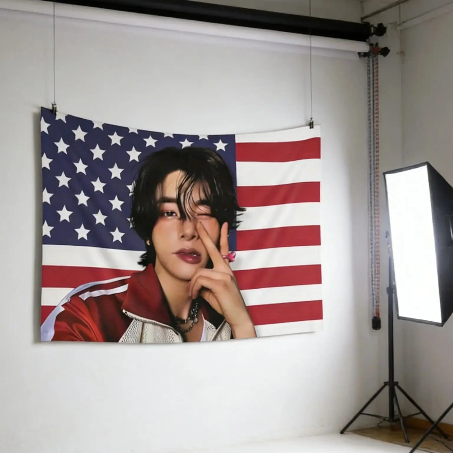 

Гобелен с изображением Джейка из K-pop в позе с моргающим глазом и фоном флага США, коллекция для фанатов, настенный декор для спальни и общежития, эстетика, вдохновленная идолами, уличный стиль