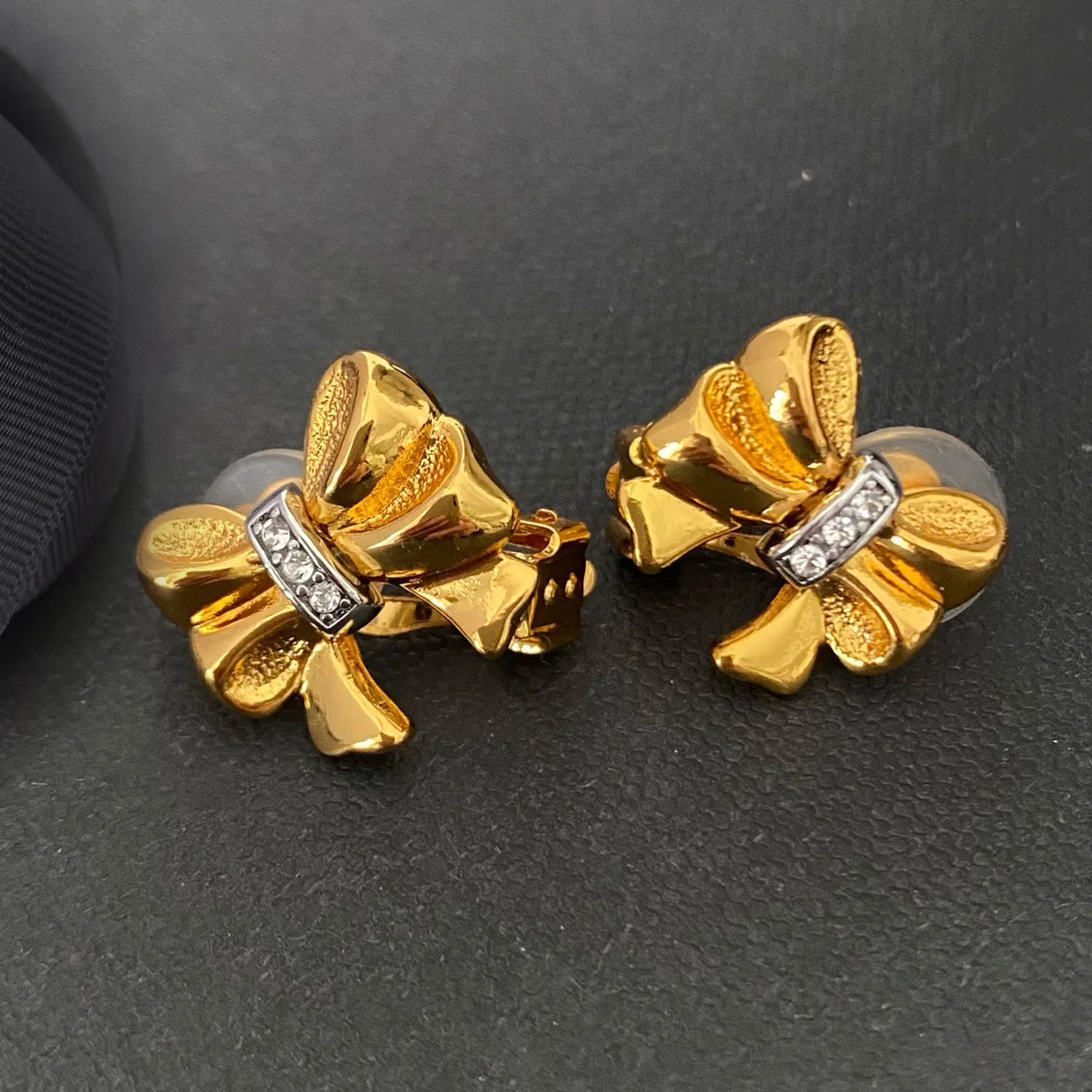 

Новые украшения и аксессуары в нежном и романтическом стиле: объемные серьги-клипсы в форме банта для женщин, для вечеринок и в качестве подарков.