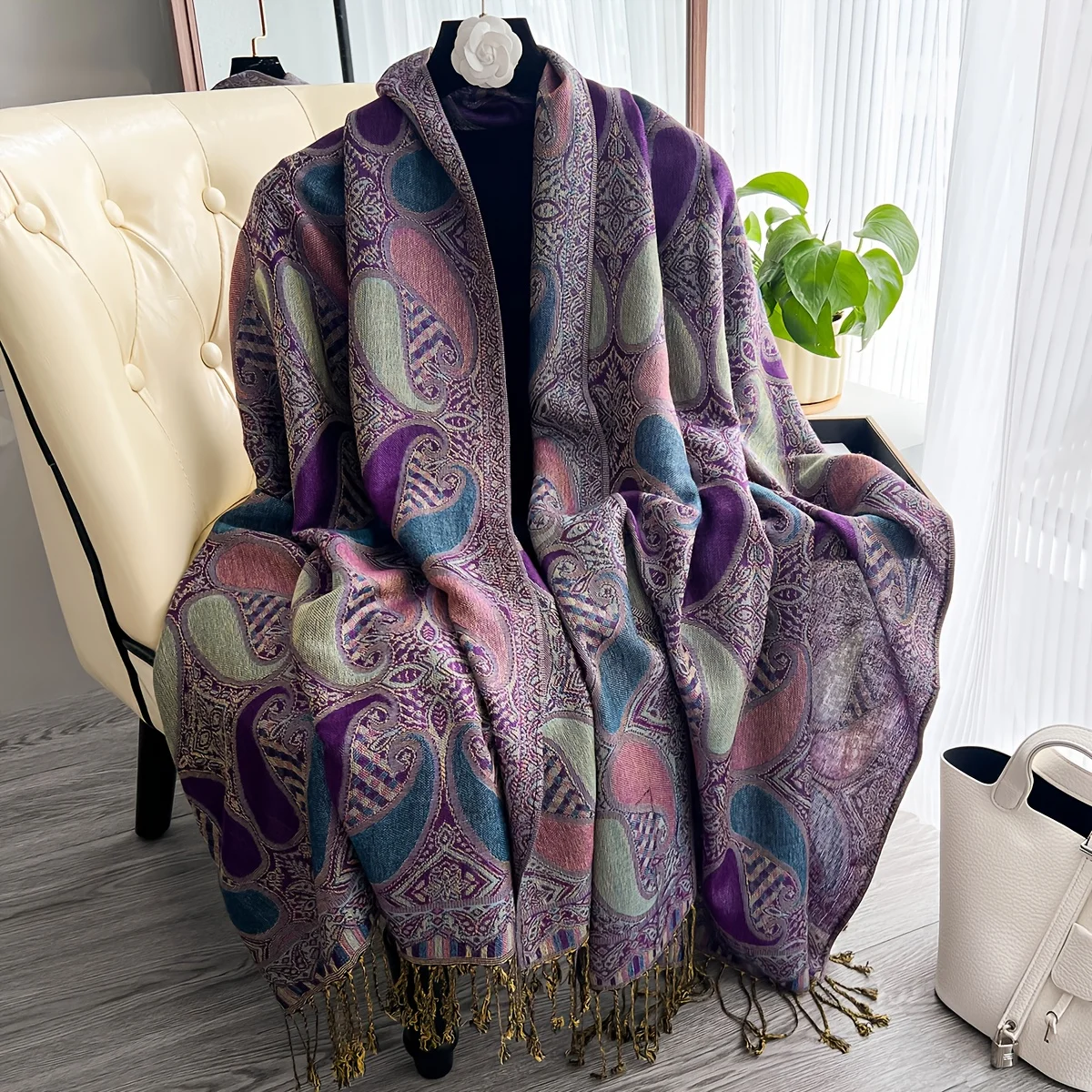 

Элегантный зимний шарф-шаль — мягкая богемная накидка с бахромой для хиджаба, офиса и официальных мероприятий