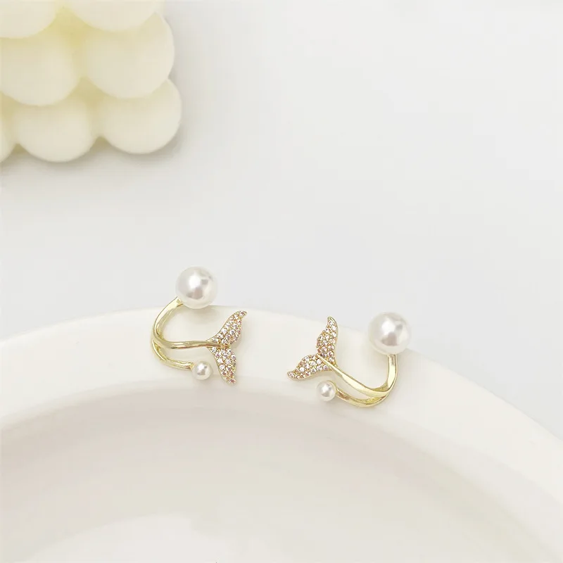 Europe and America 2023 New Temperament Fishtail Pearl Earrings Fashion Personality Simple Luxury Women Party Earrings