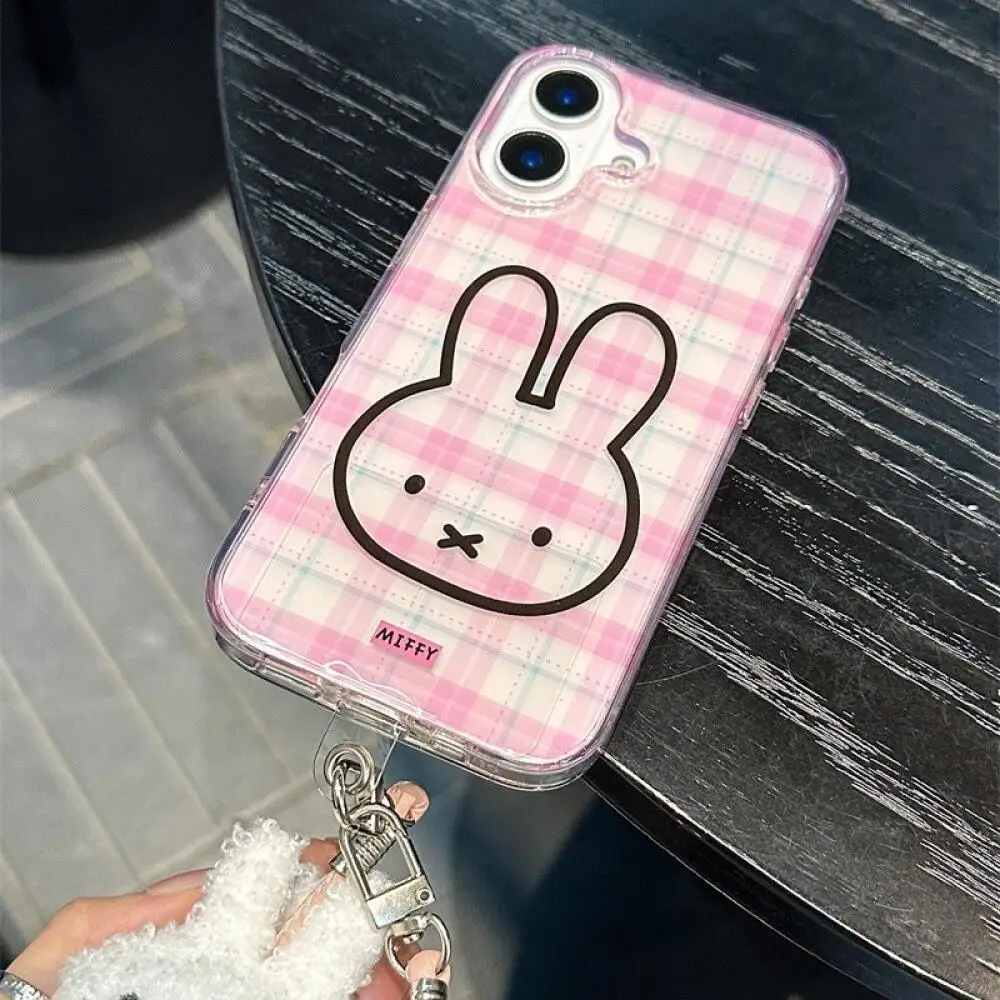 La custodia per telefono con fotocamera a forma di cuore per ragazza con cordino carino a quadretti Miffy Rabbit è adatta per la serie Iphone16 15 14 13Promax