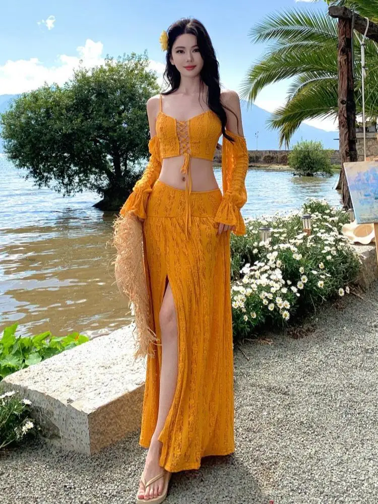 

Весна-лето Женские желтые кружевные топы с открытыми плечами и длинными рукавами с открытой спиной и длинной юбкой с высокой талией и разрезом, комплект из двух предметов в стиле бохо