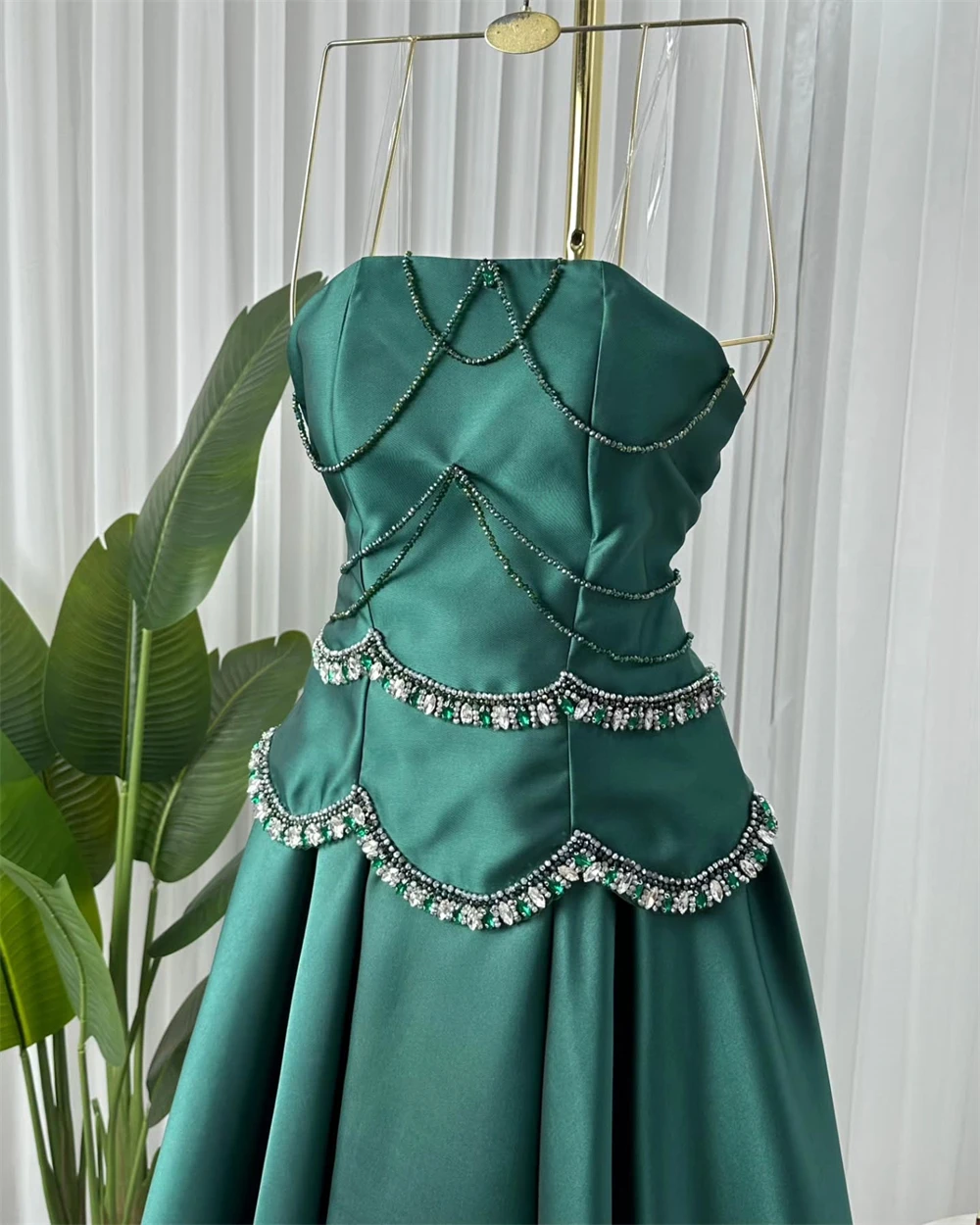 Вечернее платье по индивидуальному заказу Изысканные атласные вечерние платья без бретелек без рукавов Элегантные трапециевидные платья с жемчугом и шлейфом знаменитостей