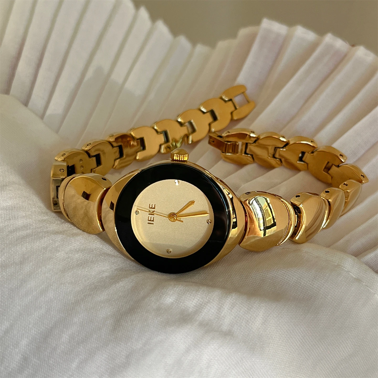 2026 New Metal Retro Chain Dial Women'S Luxury Vintage WatchHigh-End Luxury Ladies' WristwatchQuartz Fashion WatchGift For Women
