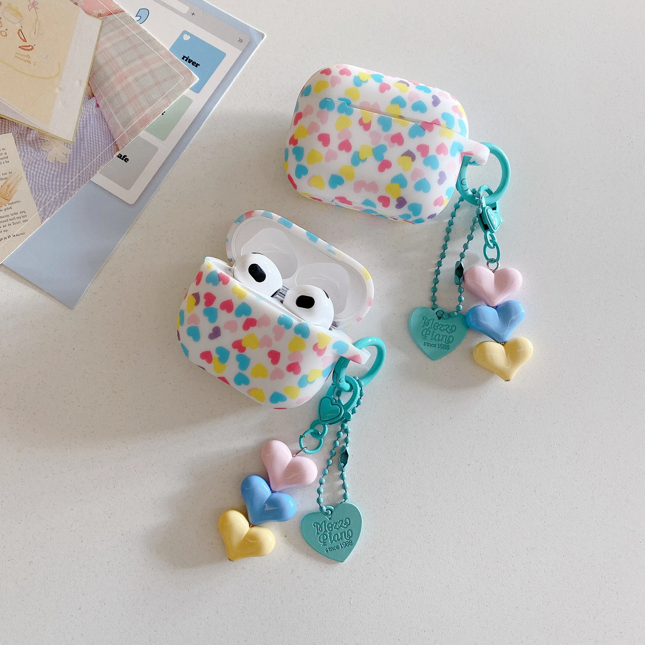 Custodia per Airpods 4 Cuori colorati stampati in silicone per Airpods Pro 2 3 Accessori per auricolari Guscio morbido con spina pendente Funda