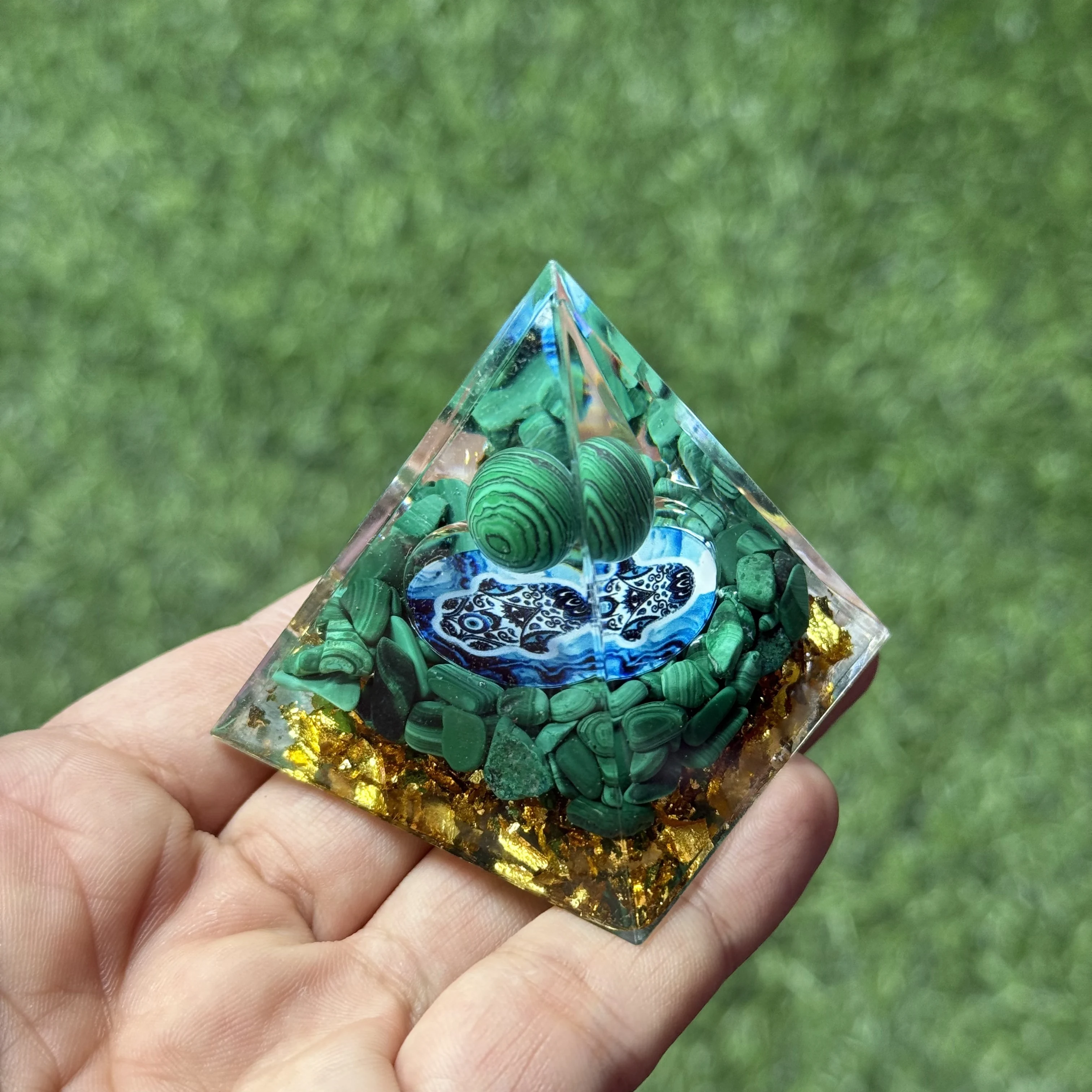 1pc pirâmide de orgone, a pirâmide de ogan é compuesta de bolas de malaquita e malaquita, ornamento de mesa para casa, pirâmide de resina