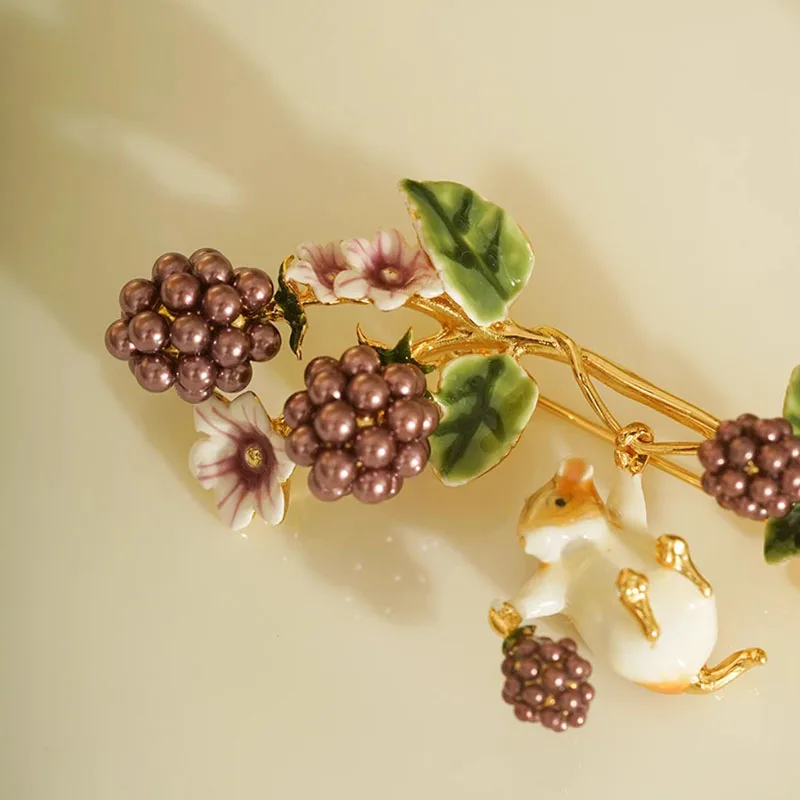 Foydjew Elegant Enamel Color Chipmunk Raspberry Brooch For Women Retro Fashion Pin Corsage Cocktail Party Dress Accessories
