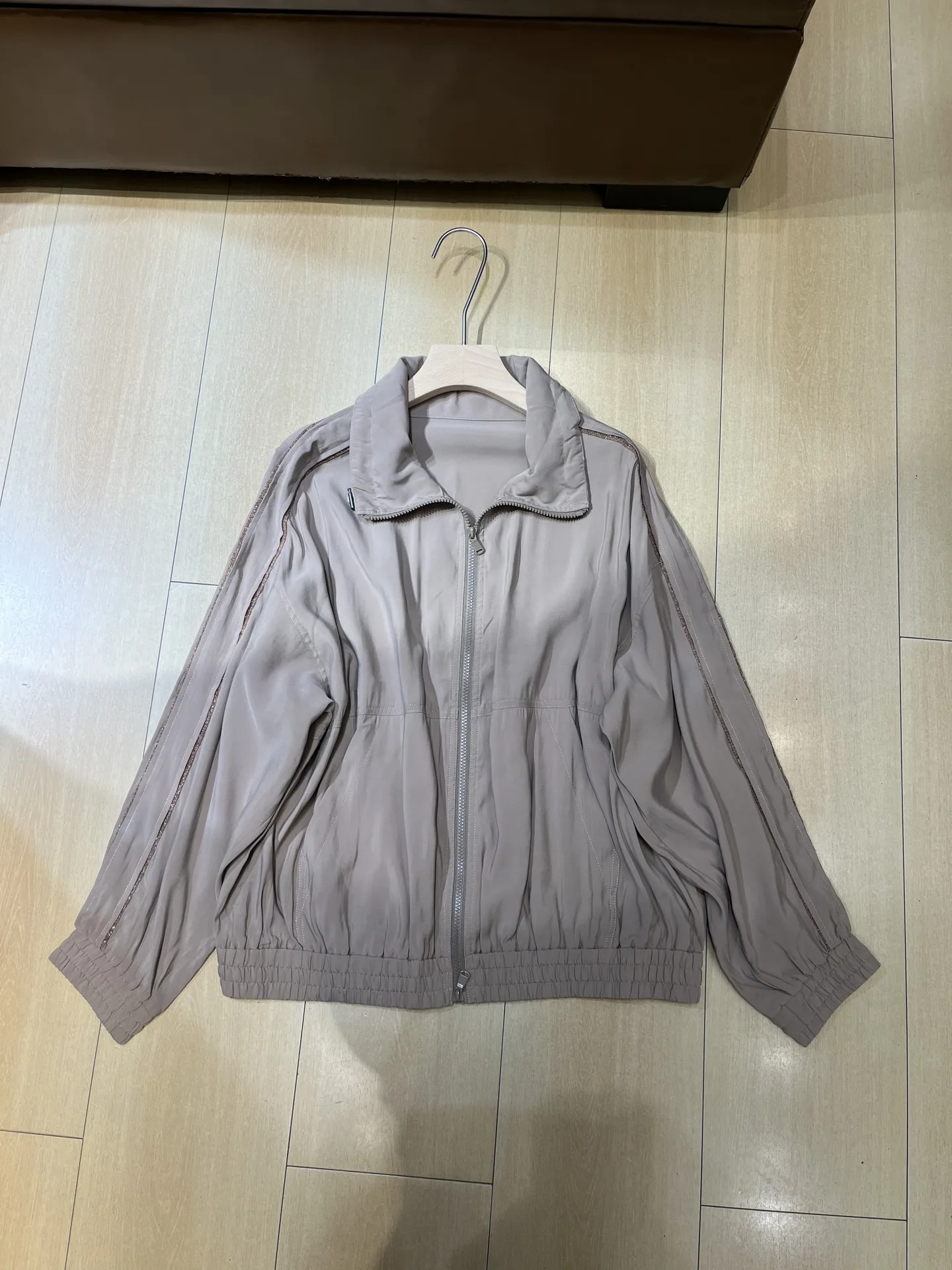 New High-Quality, Stylish, And Casual Autumn Jacket Featuring Intricate Bead-Chain Detailing.