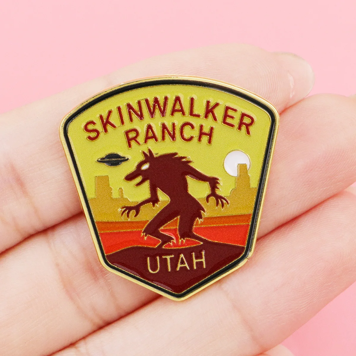 Skinwalker Pin metálico lobo gótico esmalte para mochila - imagen 4