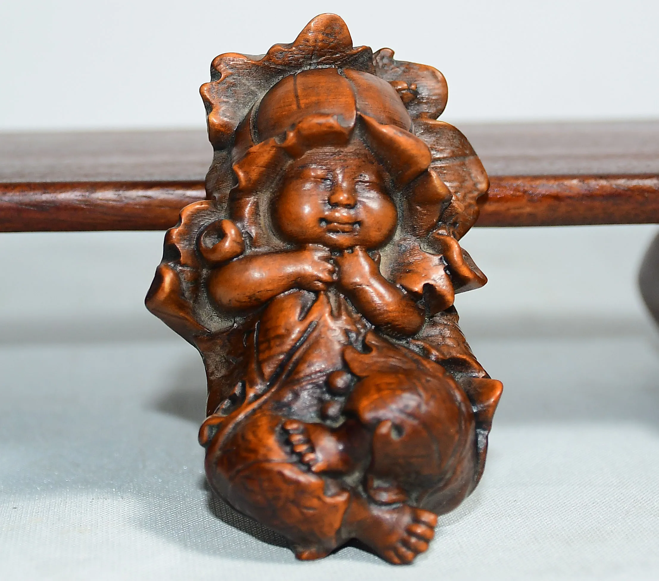 Old Boxwood bring a woman to give birth to a child Baby statue Lotus leaf backlight hand-held piece Wenfang screen Ornaments